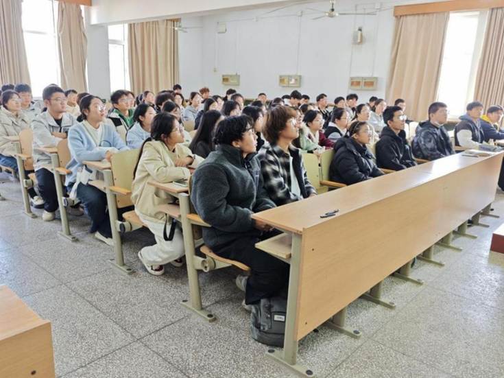 会议室里的人们 AI 生成的内容可能不正确。